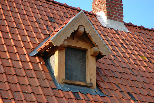 Détail lucarne — tuiles terracotta et zinc, réalisation RED Toitures