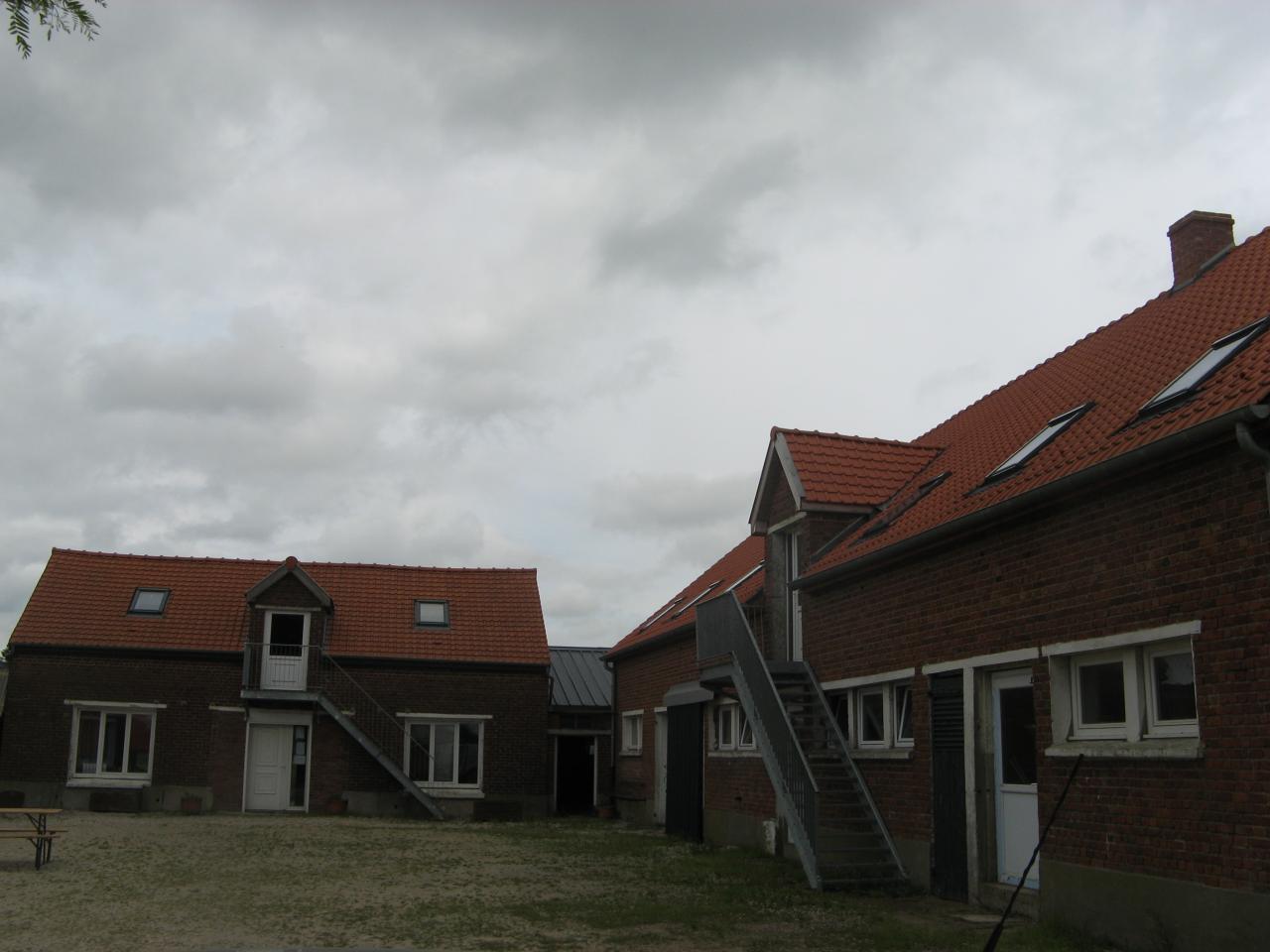 Réalisation RED Toitures — ferme avec toitures terracotta rénovées