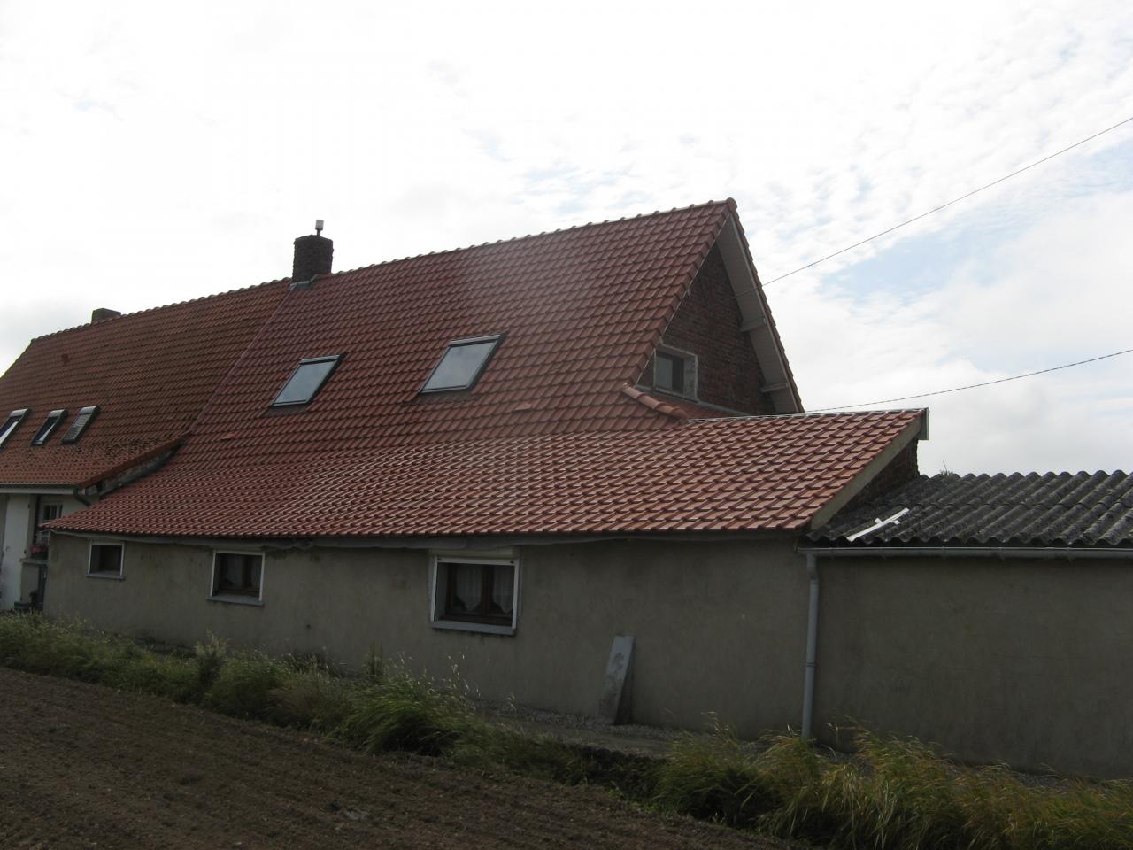 Réalisation RED Toitures — toiture tuiles terracotta avec deux Velux