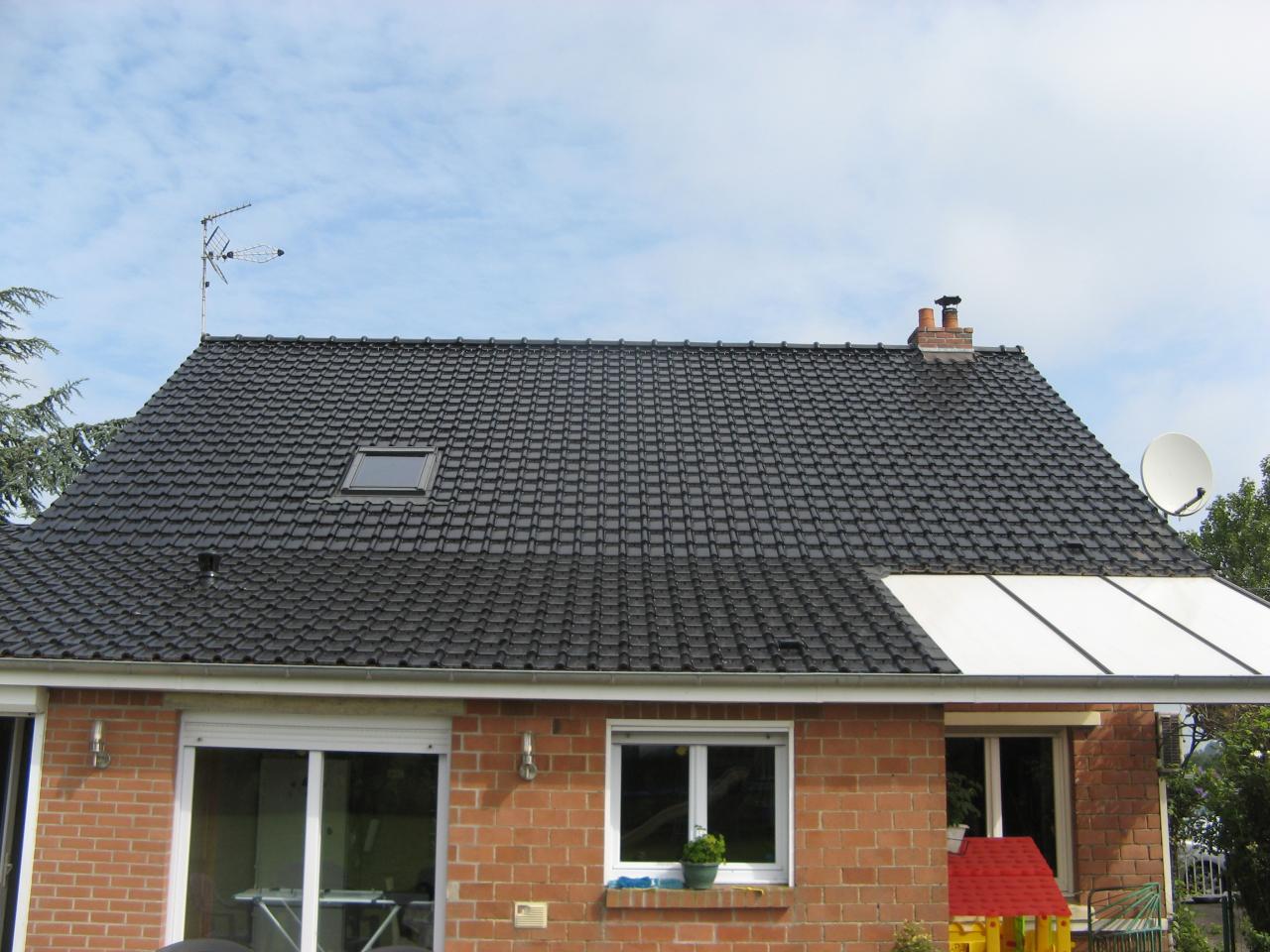 Réalisation RED Toitures — toiture tuiles graphite avec fenêtre de toit Velux