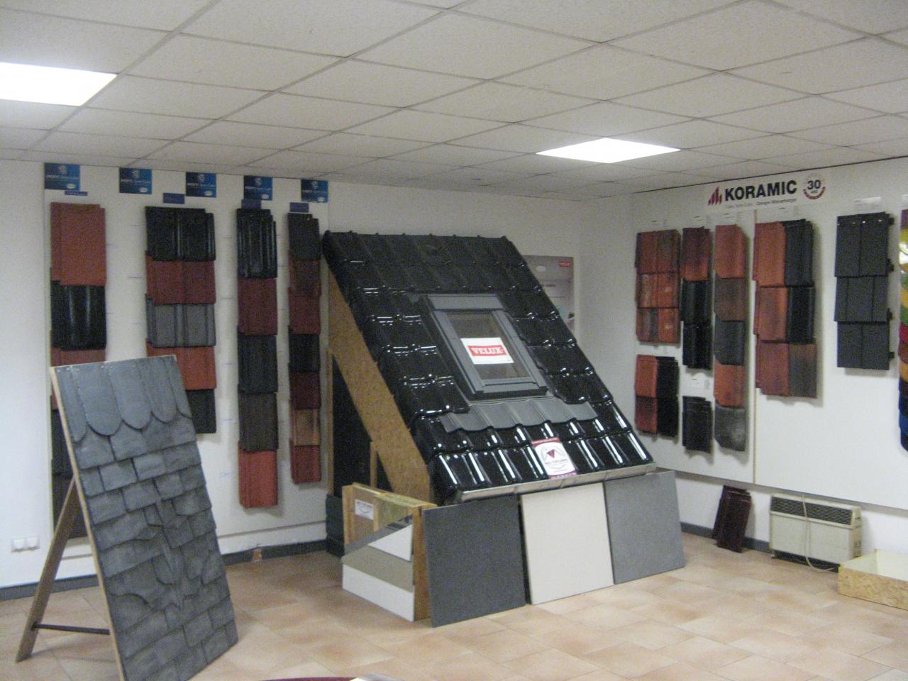 Showroom RED Toitures — gamme de tuiles, ardoises et Velux en démonstration